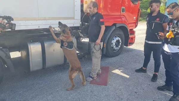 tirda-88-kilogram-eroin-ele-gecirildi-happy-birthday-yazisi-dikkat-cekti-1663590572418.jpg TIR'da 88 kilogram eroin ele geçirildi: 'Happy birthday' yazısı dikkat çekti-2