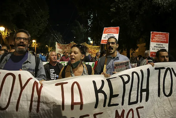 ABD'nin gazıyla Ege'de zıplayan provokatör Yunan iç sorunlarla boğuşuyor! Atina'da öğrenciler ve sendikalar ayaklandı-3
