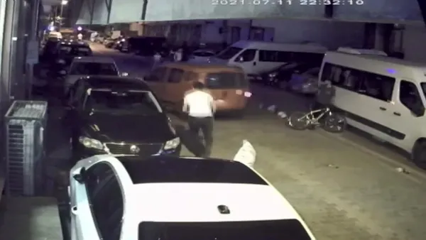 esenyurtta-tehlike-dolu-anlar-ara-sokaga-giren-hafif-ticari-arac-2si-bisikletli-cocuk-6-kisiyi-eziyordu-1626331707135.jpg Esenyurt'ta tehlike dolu anlar! Ara sokağa giren hafif ticari araç 2'si bisikletli çocuk 6 kişiyi eziyordu-4