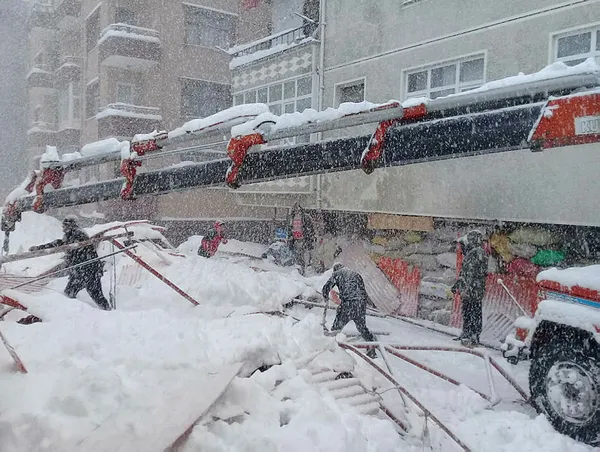 1581247121855.jpg Artvin'de can pazarı! Kar yağışına dayanamadı, çöktü-1