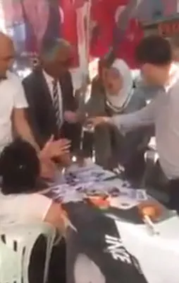 CHP standında başörtülü seçmene saygısızlık!