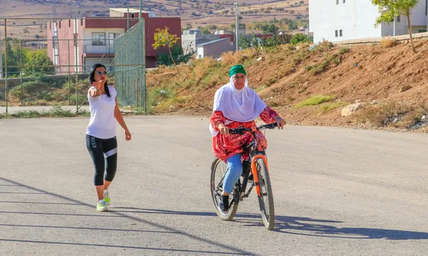 mardin-derikte-3-cocuk-annesi-sevdet-baki-5-ayda-ilcedeki-72-kadina-bisiklet-surmeyi-ogretti-1634022669559.jpg Mardin Derik'te 3 çocuk annesi Sevdet Baki 5 ayda ilçedeki 72 kadına bisiklet sürmeyi öğretti-10