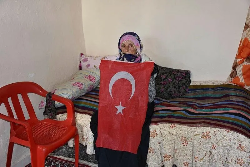 90 yaşındaki Sıdıka Nine'nin bayrak sevgisi