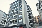 Yaşlı kadın park halindeki belediye başkanının arabasına düştü