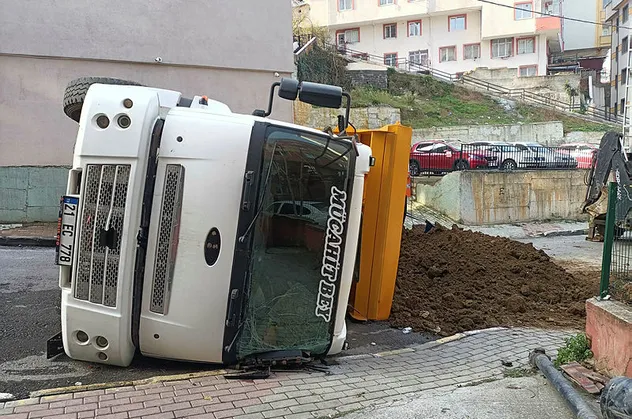 Pendik'te hafriyat kamyonu devrildi! Sokak trafiğe kapatıldı