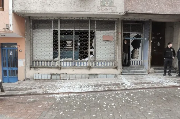 Sultangazi'de iş yerinde patlama! Camlar yola saçıldı
