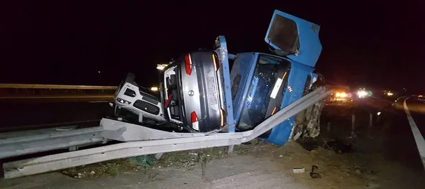 Lüks araçları taşıyan TIR devrildi