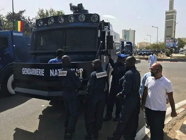 Senegal Cumhurbaşkanı'nı Türk zırhlıları korudu-3