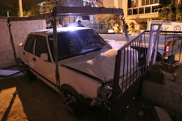 Denizli'de bahçe duvarına çarpan aracın sürücüsü kaçtı
