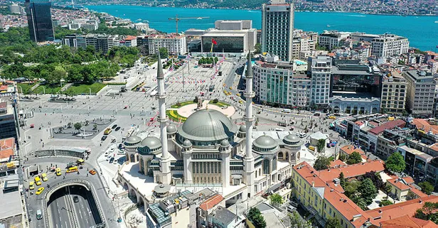Taksim Camii'ne turistlerden yoğun ilgi