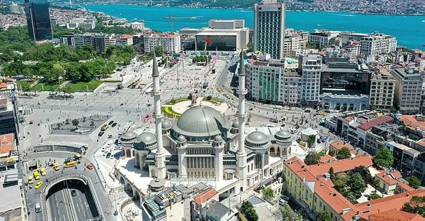 Taksim Camii’ne turistlerden yoğun ilgi