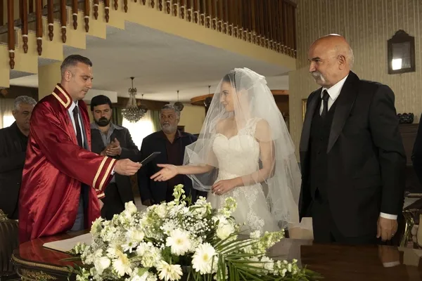 zuleyha-bombayi-patlatti-bir-zamanlar-cukurova-133-bolum-fragmani-yayinlandi-biz-hakanla-evleniyoruz-1650148993289.jpg Züleyha bombayı patlattı! Bir Zamanlar Çukurova 133. bölüm fragmanı yayınlandı: “Biz Hakan’la evleniyoruz!”-10