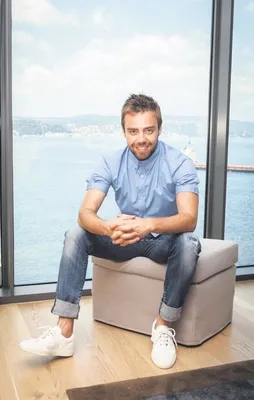 Biri Murat’ı gözetliyor!