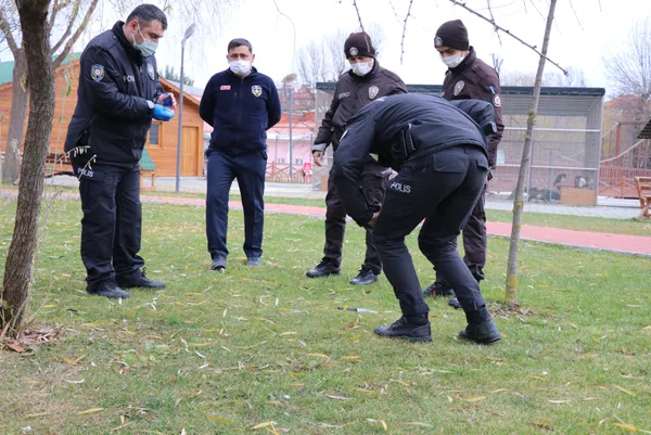 boluda-parkta-yuruyen-genc-kiz-tanimadigi-biri-tarafindan-3-yerinden-bicaklandi-1608723217435.jpg Son dakika: Bolu'da parkta yürüyen genç kız tanımadığı biri tarafından 3 yerinden bıçaklandı-6