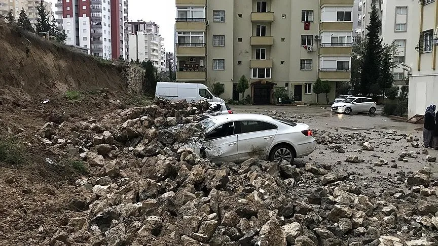 İstinat duvarı araçların üzerine çöktü