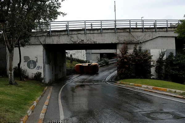 istanbulda-yolda-kayan-taksi-duvara-carpip-takla-atti-1633766559871.jpg İstanbul'da, yolda kayan taksi duvara çarpıp takla attı-2