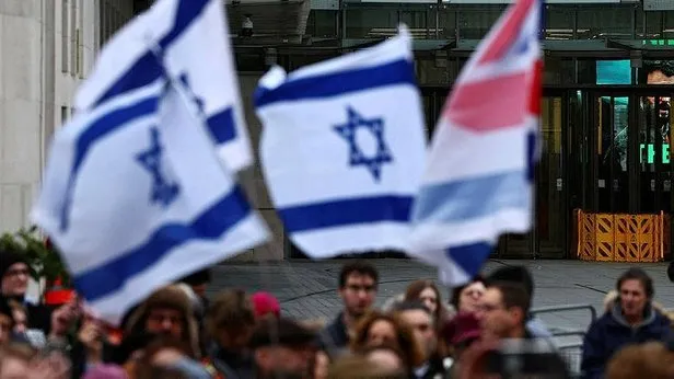 İngiltere’de cadı avı! Soykırımcı İsrail’e ‘Nazi’ diyen BBC çalışanı işinden kovuldu: Batı basını Dawn Queva’yı açık hedef yaptı