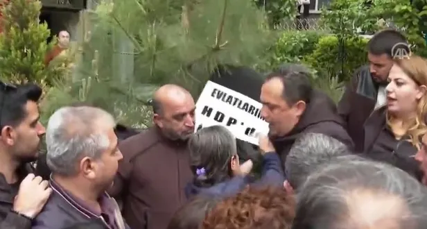 Evlat nöbetindeki ailelerden terörün siyasi ayağı HDP'ye siyah çelenk! HDP’liler hazmedemedi ailelere saldırdı-6