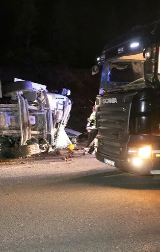 Son dakika: Anadolu Otoyolu'nda cip devrilen tıra çarptı: 3 yaralı