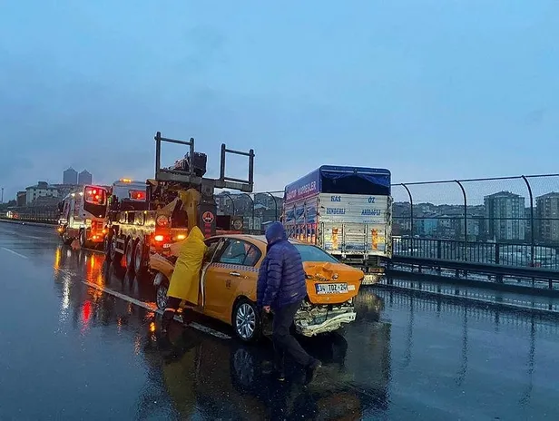 Son dakika: TEM otoyolunda 5 aracın karıştığı zincirleme trafik kazası!-3