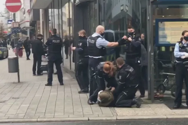 SON DAKİKA: Alman polisinden başörtülü kadına skandal müdahale