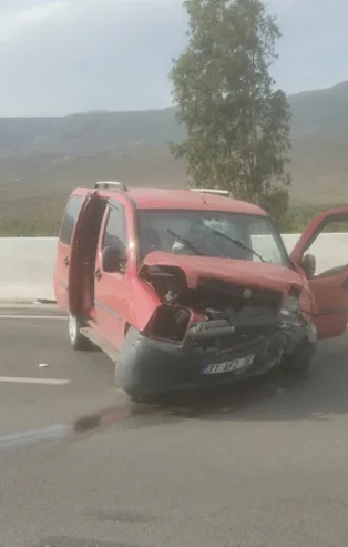 Hatay'da kontrolden çıkan araç beton bariyerlere girdi: 2 yaralı
