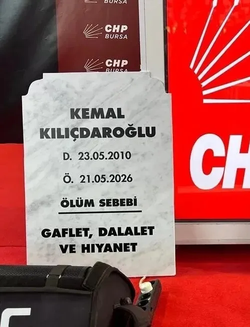 olum-sebebi-gaflet-ve-dalalet-kemal-kilicdaroglunun-mezar-tasini-diktiler-1779818120244.jpeg Ölüm sebebi gaflet ve dalalet! Kemal Kılıçdaroğlu'nun mezar taşını diktiler: CHP Bursa İl Örgütü'nden protesto-2