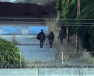 YPGli teröristler Suriye sınırında böyle görüntülendi!