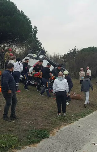 TEM'de otomobilin çarptığı minibüs takla attı: 4 yaralı