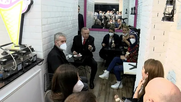 baskan-erdogan-beylerbeyinde-dondurmaciya-ugrayip-vatandaslarla-sohbet-etti-1622925832283.jpeg Başkan Erdoğan, Beylerbeyi'nde dondurmacıya uğrayıp vatandaşlarla sohbet etti-1