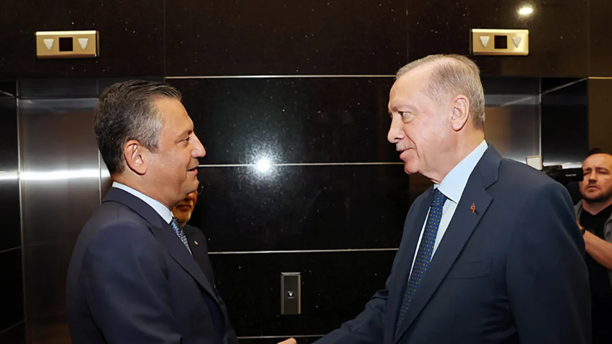 Başkan Erdoğan, Özgür Özel'i makam katının girişinde karşıladı!