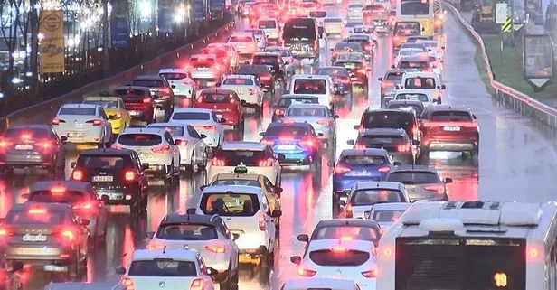 İstanbul'da yağmur yağdı trafik durdu! Toplu ulaşım yine çileye dönüştü | YOL DURUMU