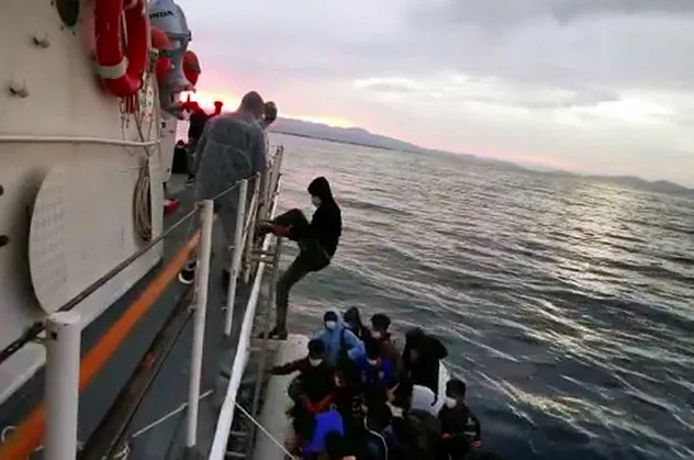 Ayvalık açıklarında 54 kaçak göçmen kurtarıldı