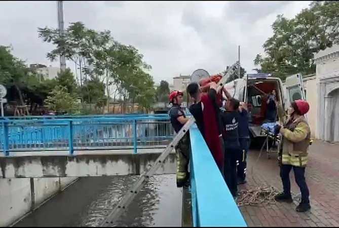 Çatıdan dereye düşen çalışan kurtarıldı
