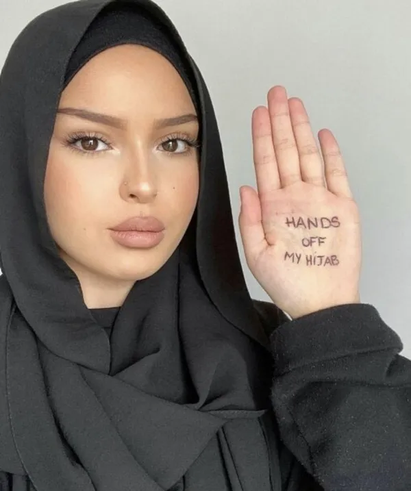 fransada-musluman-kadinlar-siyasetcilerin-surekli-gundeminde-olan-basortusu-yasaklarina-karsi-pas-touche-a-mon-hijab-basortume-dokunma-kampanyasi-basl-1620376741719.jpg