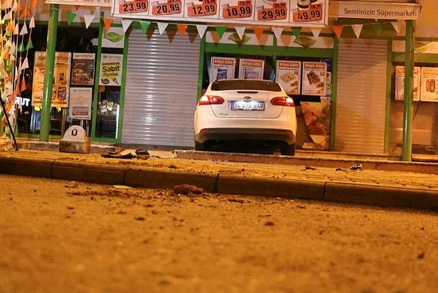 Üsküdar'da otomobil markete girdi-3