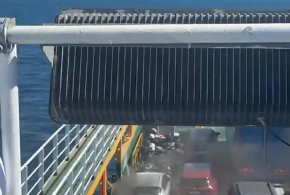 Yangın çıkan feribotta can pazarı