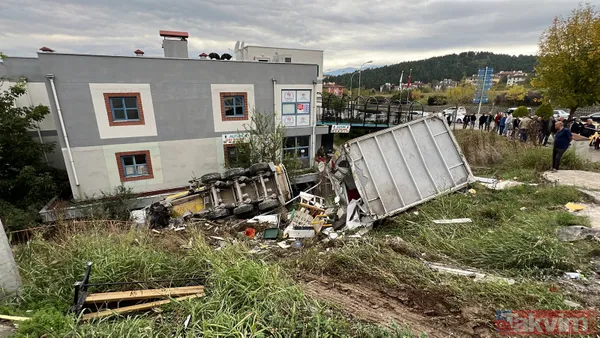 Faciaya ramak kala! Freni boşalan kamyon, taksi durağına daldı - 1