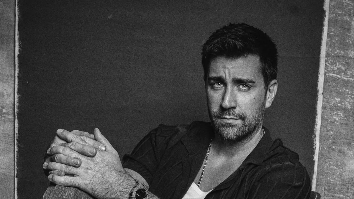 Çağlar Ertuğrul’dan Galatasaray atkılı Dua Lipa paylaşımı: Arkasından yapay zeka çıktı