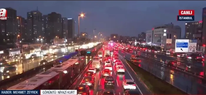 istanbulda-olumsuz-hava-hayati-durma-noktasina-getirdi-trafik-yogunluk-yuzde-85i-buldu-1704813298525.jpeg