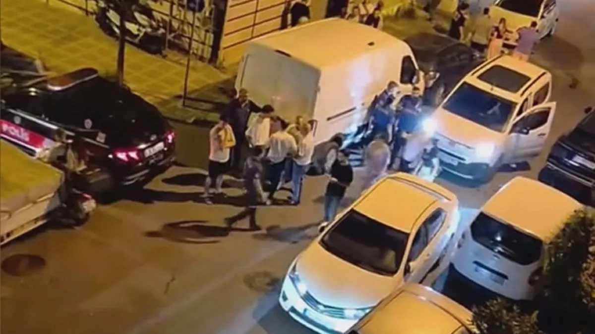 Bayrampaşa'da film gibi kovalamaca: Polisin 'dur' ihtarına uymayan şüpheliler kaçarken kaza yaptı