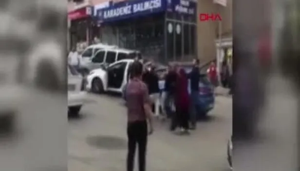 Ankara'da yol verme kavgası kamerada: Tekmeler havada uçuştu!