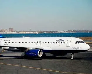 ABD’de iki Müslüman kadın uçaktan indirildi