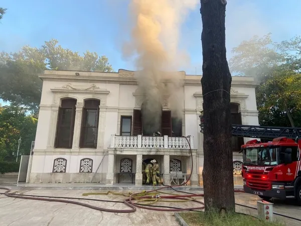 yildiz-parki-icerisinde-bulunan-tarihi-cadir-koskunde-yangin-1690518653392.jpeg Yıldız Parkı içerisinde bulunan tarihi Çadır Köşkü'nde yangın-3