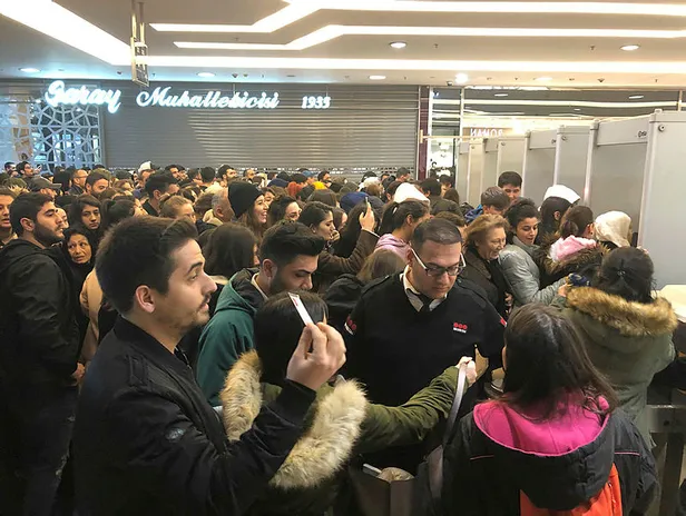 Alışveriş çılgınlığı uzun kuyruklar oluşturdu! "Sel çıksa, felaket kopsa buradan ayrılmam”-5