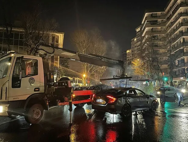 Kadıköy'de makas atan otomobil sürücüsü ölümden döndü!-6