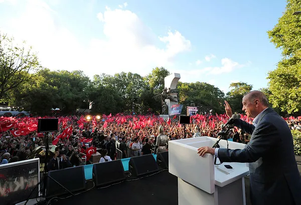 baskan-erdogan-15-temmuz-destaninin-6-yilinda-istanbul-sarachane-meydaninda-vatandaslarla-bulustu-son-sozu-top-1657903821663.jpg Başkan Erdoğan 15 Temmuz destanının 6. yılında İstanbul Saraçhane Meydanı’nda vatandaşlarla buluştu: Son sözü top tüfek değil iman belirler-3