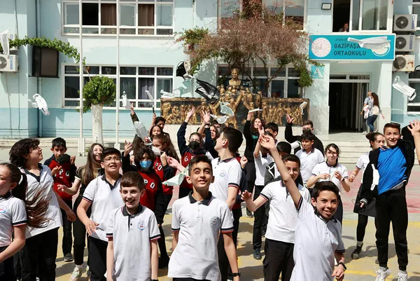 kapali-mekanlarda-maske-zorunlulugu-mutlulukla-karsilandi-ogrenciler-maskeleri-firlatti-1650978860036.jpg Kapalı mekanlarda maske zorunluluğu mutlulukla karşılandı! Öğrenciler maskeleri fırlattı-3