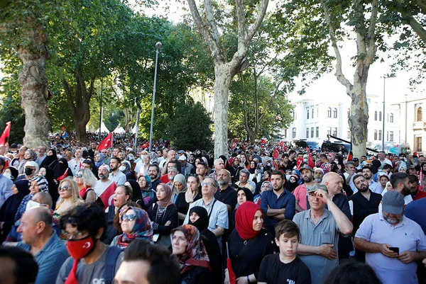 baskan-erdogan-15-temmuz-destaninin-6-yilinda-istanbul-sarachane-meydaninda-vatandaslarla-bulustu-son-sozu-top-1657903933800.jpg Başkan Erdoğan 15 Temmuz destanının 6. yılında İstanbul Saraçhane Meydanı’nda vatandaşlarla buluştu: Son sözü top tüfek değil iman belirler-7