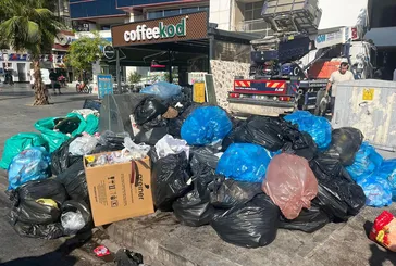 İzmir Karşıyaka’da çöp dağları önüne geçilemez bir hal aldı! Vatandaş isyanda: Fareler çıkmaya başladı